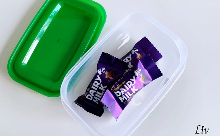 個装のチョコレートを入れたIKEAのPruta（プルータ）プラスチック保存容器