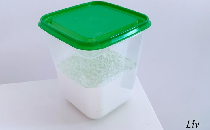 小麦粉を入れたIKEAのPruta（プルータ）プラスチック保存容器